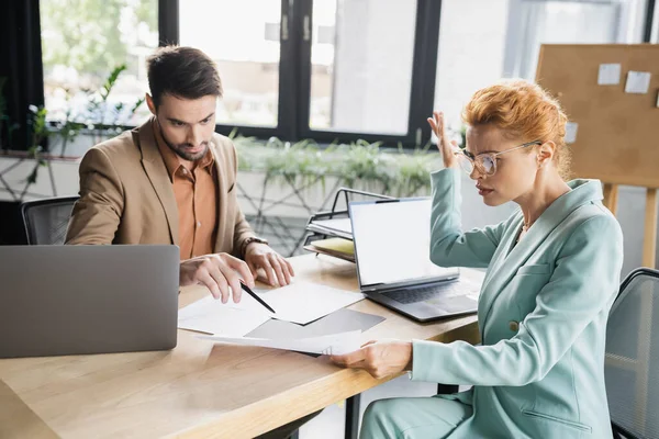 Wykresy giełdowe na ekranie komputera